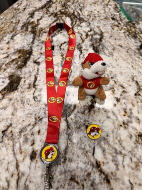 Red Kids Lanyard Push Button Pin and Plush Keychain 3-Piece Set - Buc-ee's